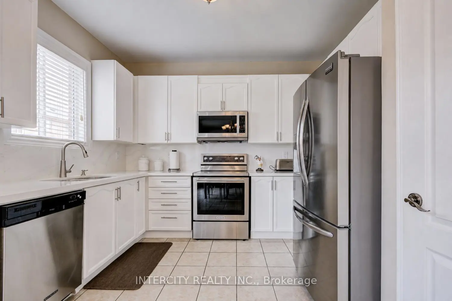 27 Modesto Crescent photo 5