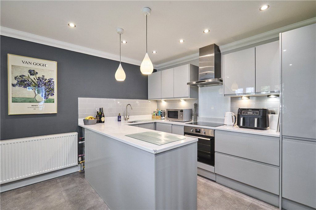 2 bed flat for saleMiddleton Avenue, Ilkley, West Yorkshire LS29 photo 2