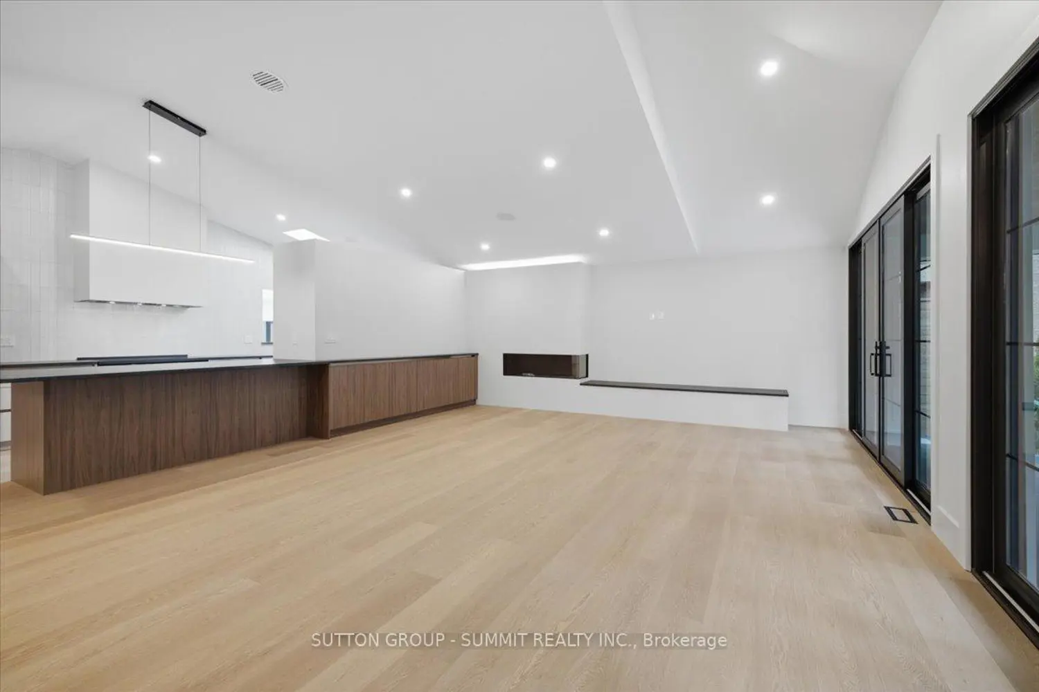 160 Allan Street photo 3