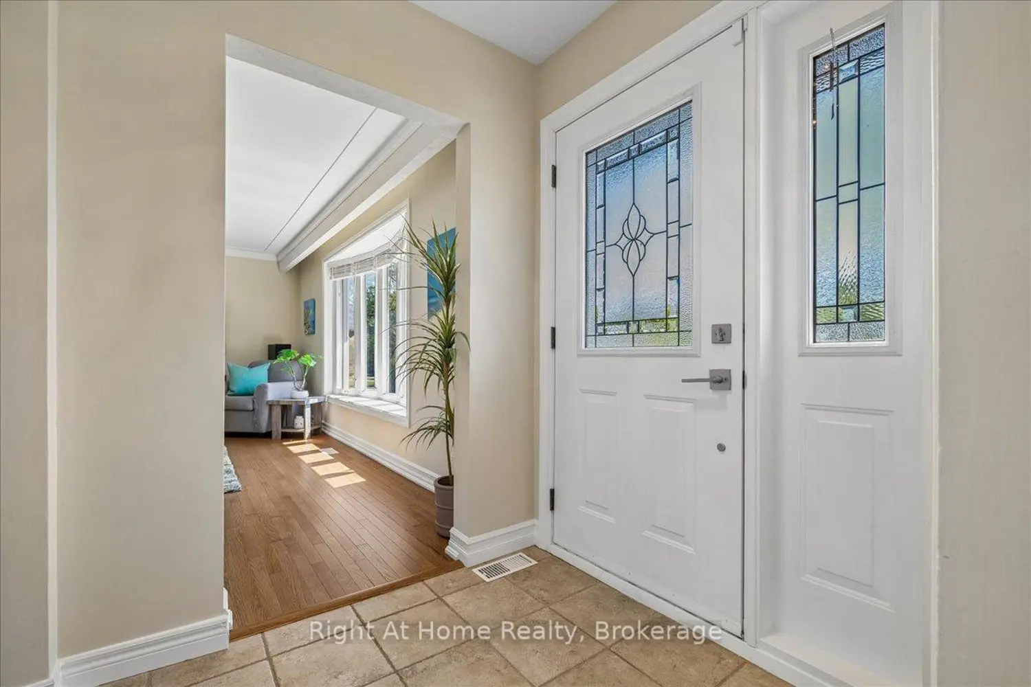 275 Kent Crescent photo 2