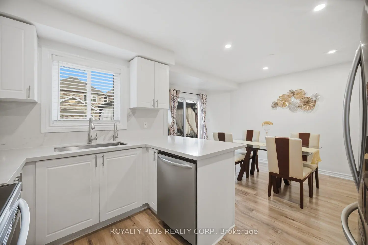 452 Jay Crescent photo 4
