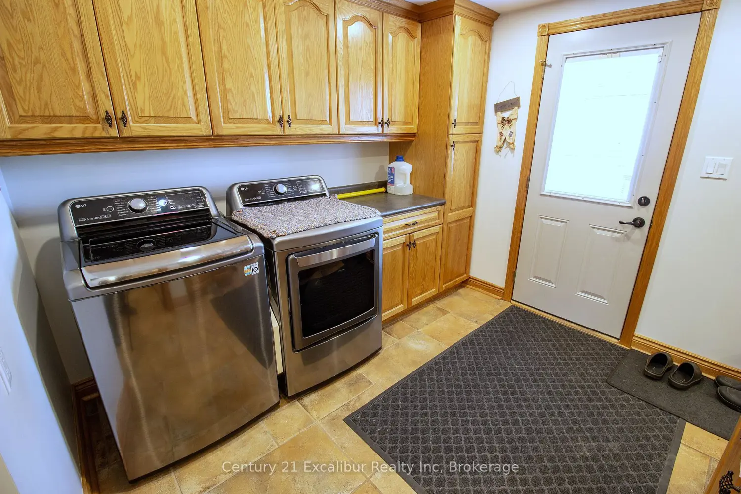 591 Wellington Street photo 5