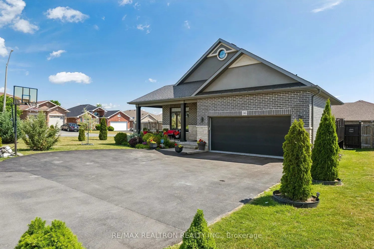 345 Farnham Road photo 2