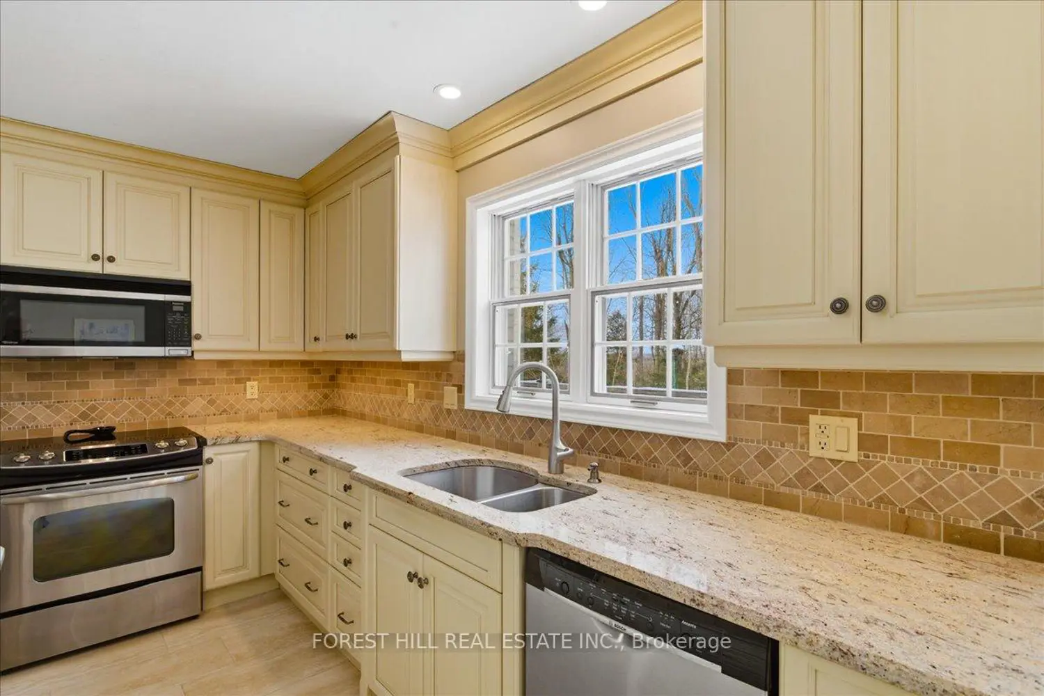 1836 Quantz Crescent photo 3