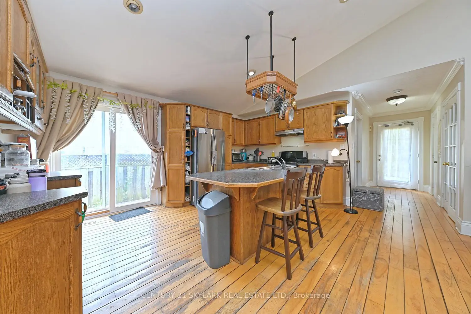 1922 Dalhousie Crescent photo 3