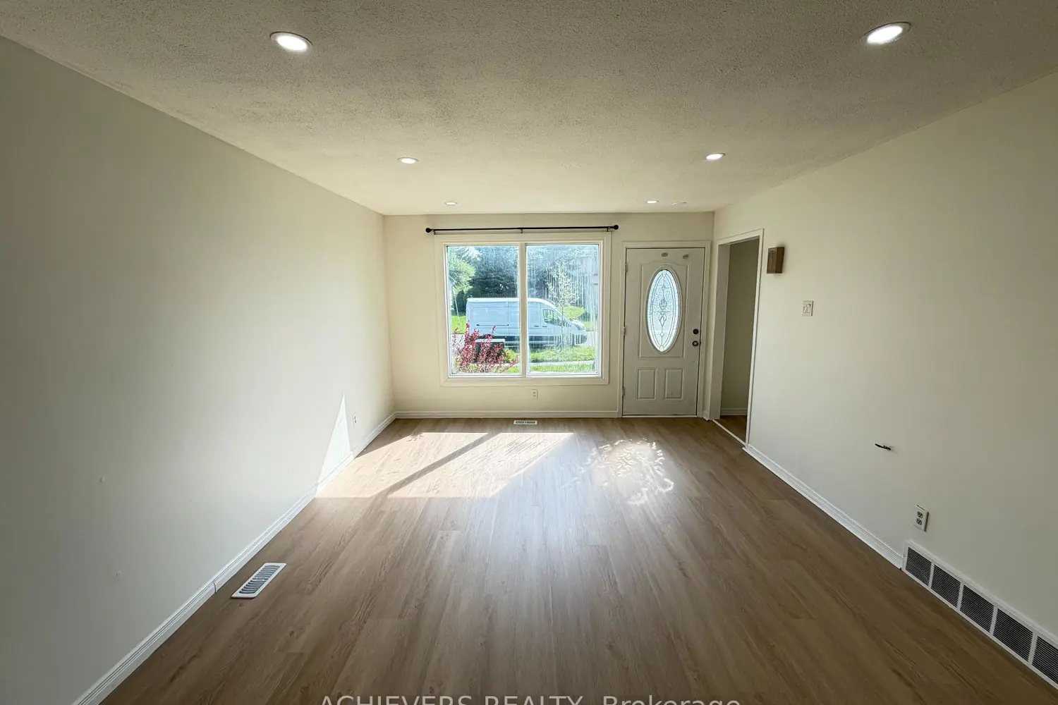 176 Culver Crescent photo 3