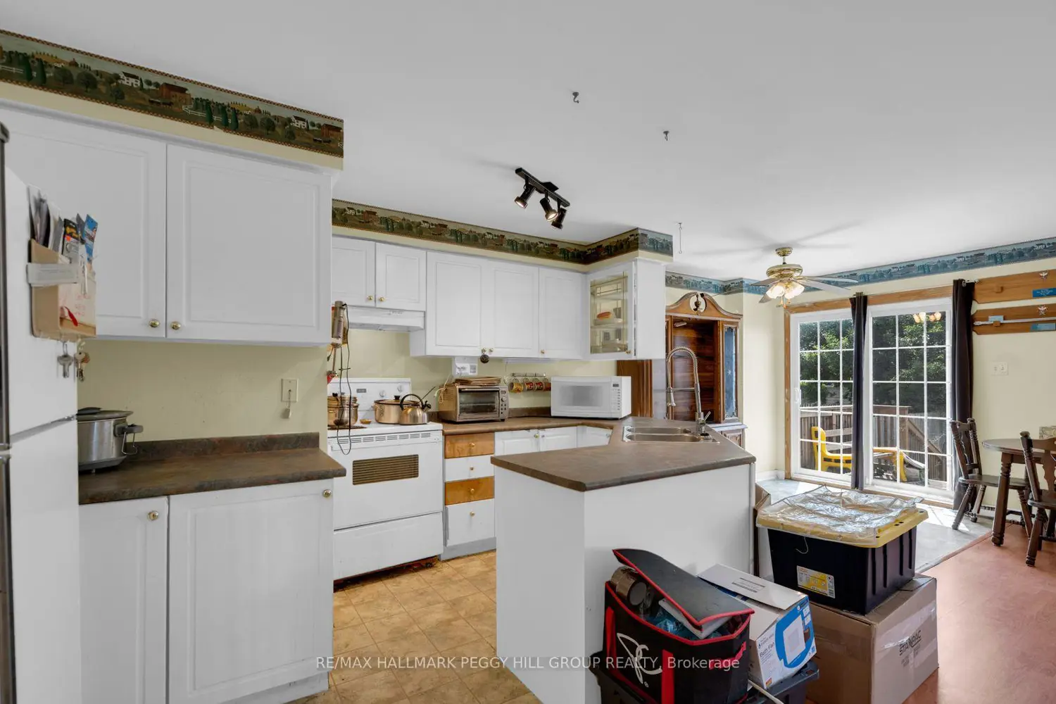 46 Henderson Crescent photo 3