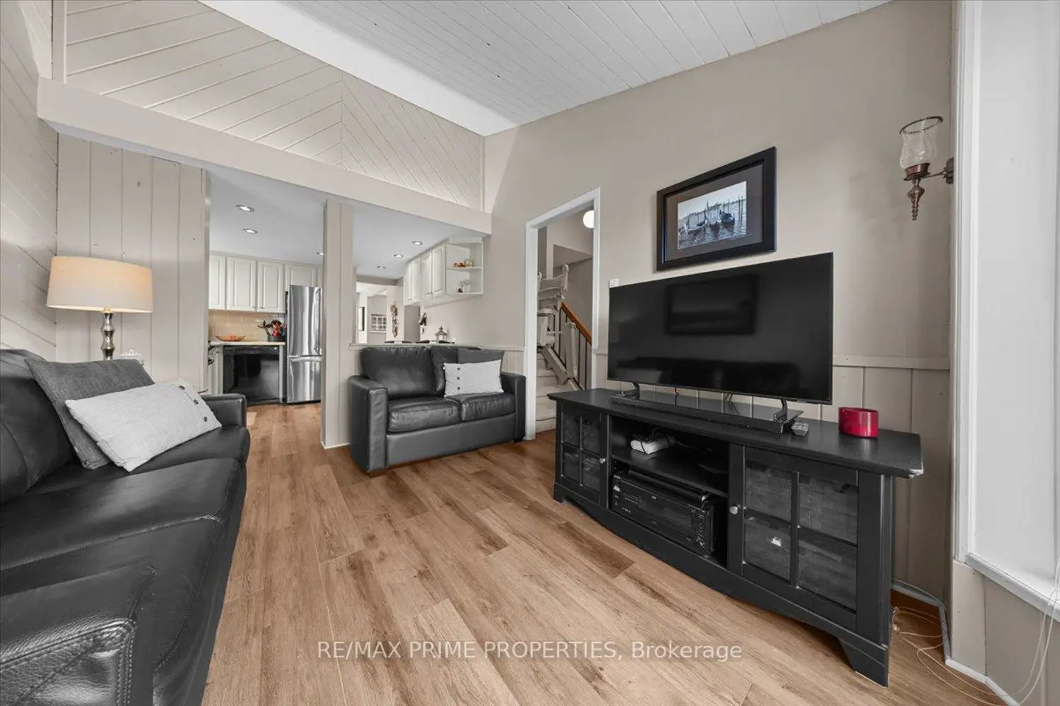 1085 Chateau Crescent photo 5