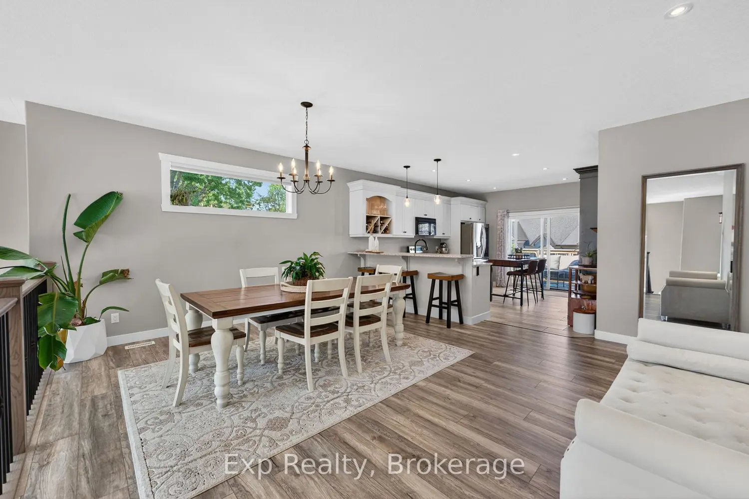 564 Sidney Street photo 5