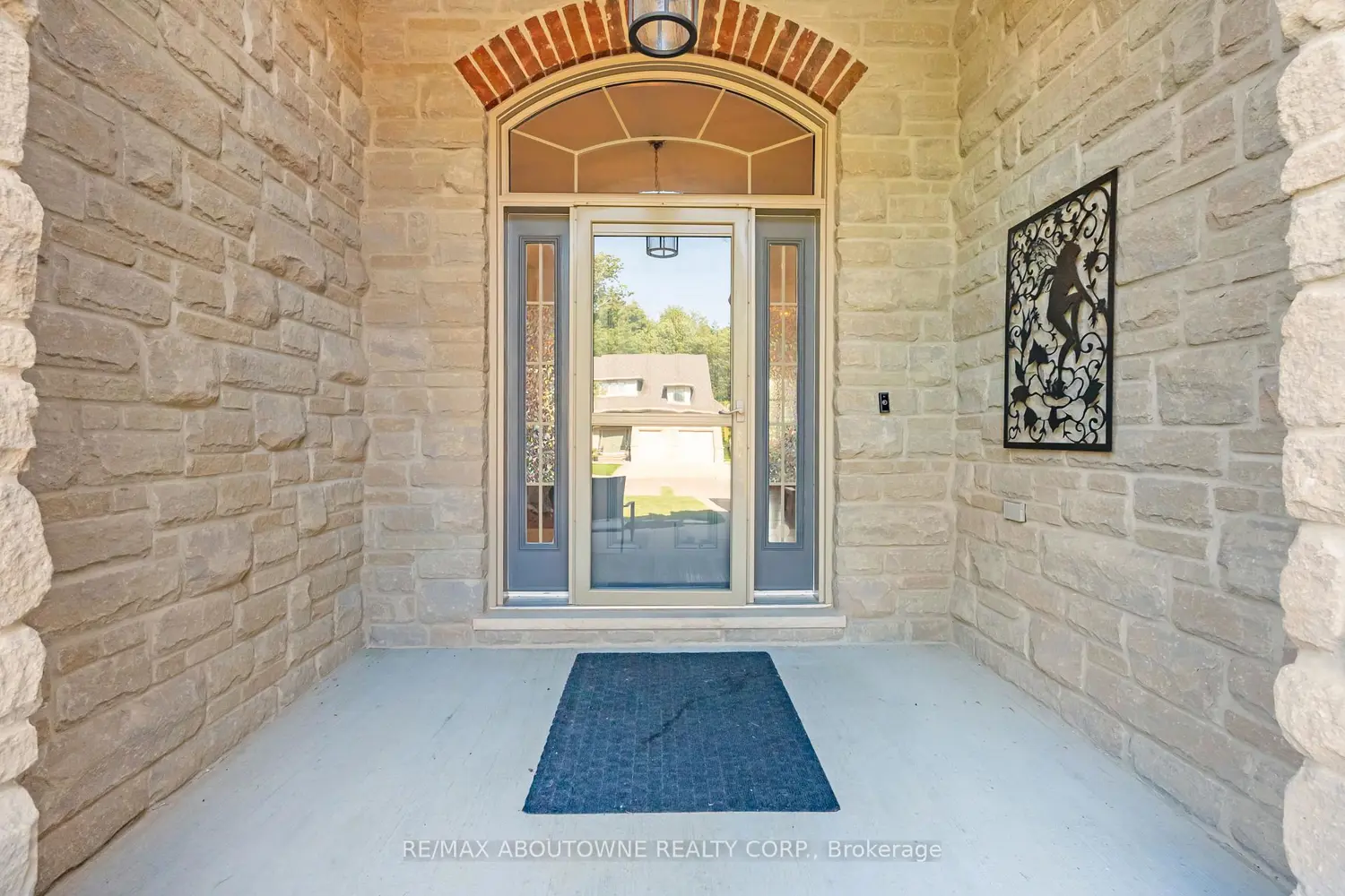 71 Newport Lane photo 2