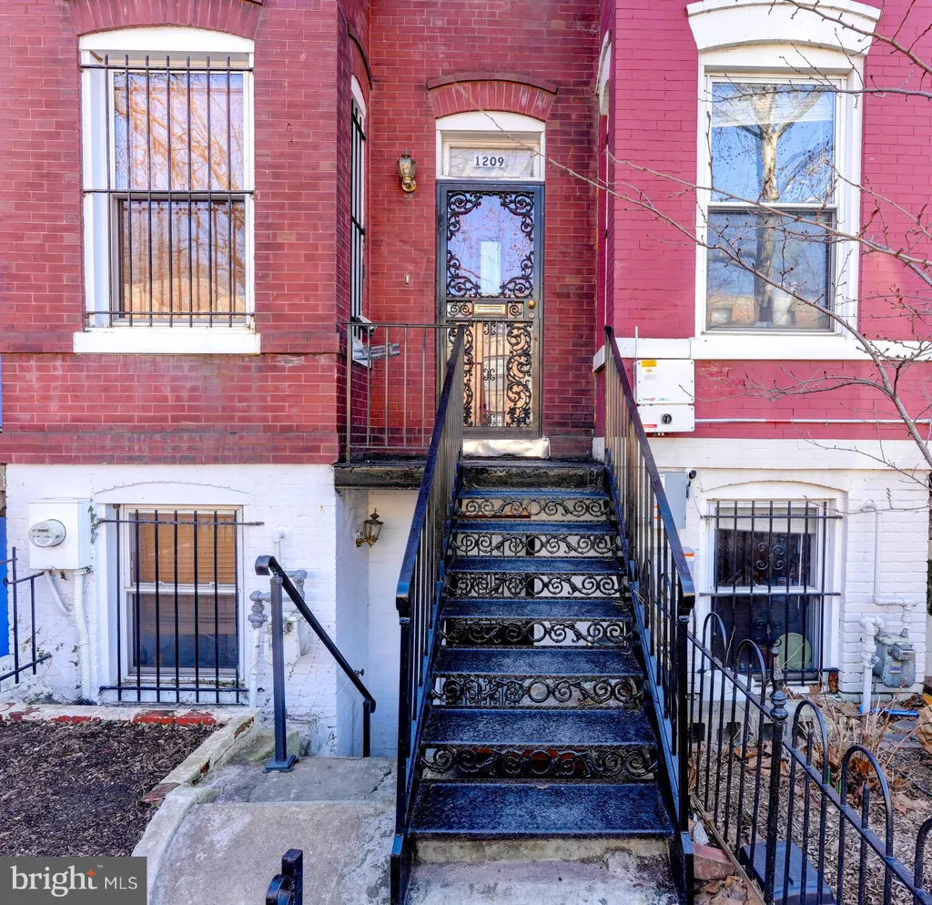 1209 I Street SE, Washington, DC 20003 photo 2