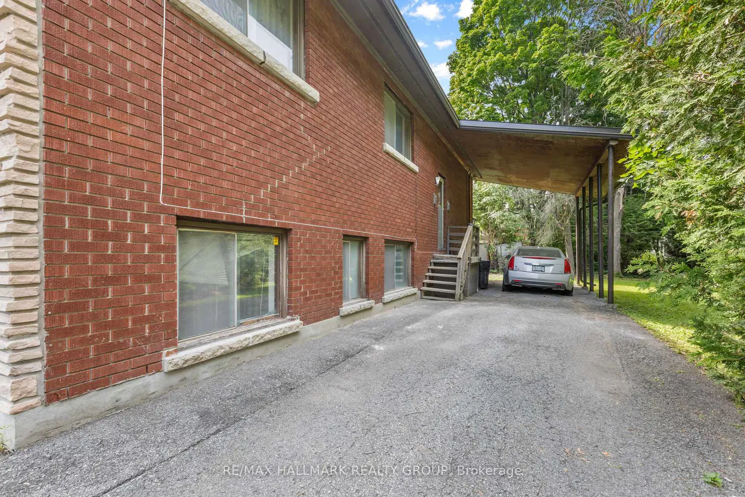 492 Vernon Avenue photo 3