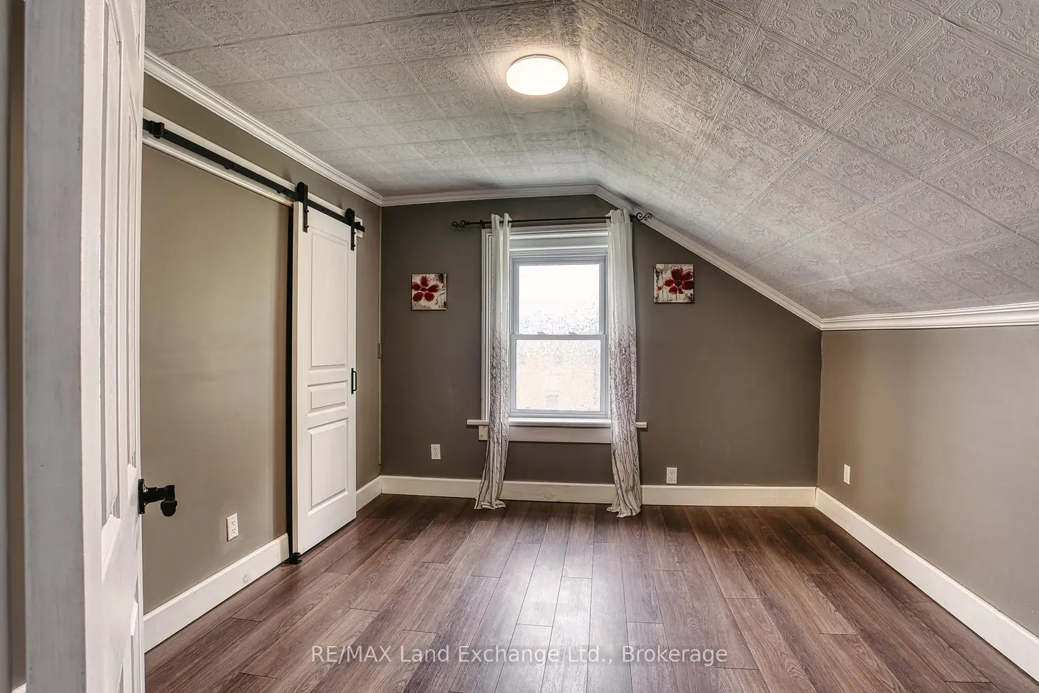447 Goderich Street photo 4