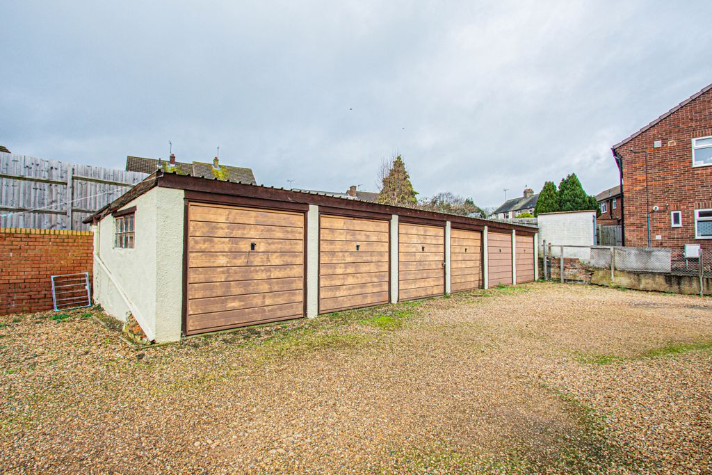 1 bed flat for salePark Road, Irthlingborough NN9 photo 2