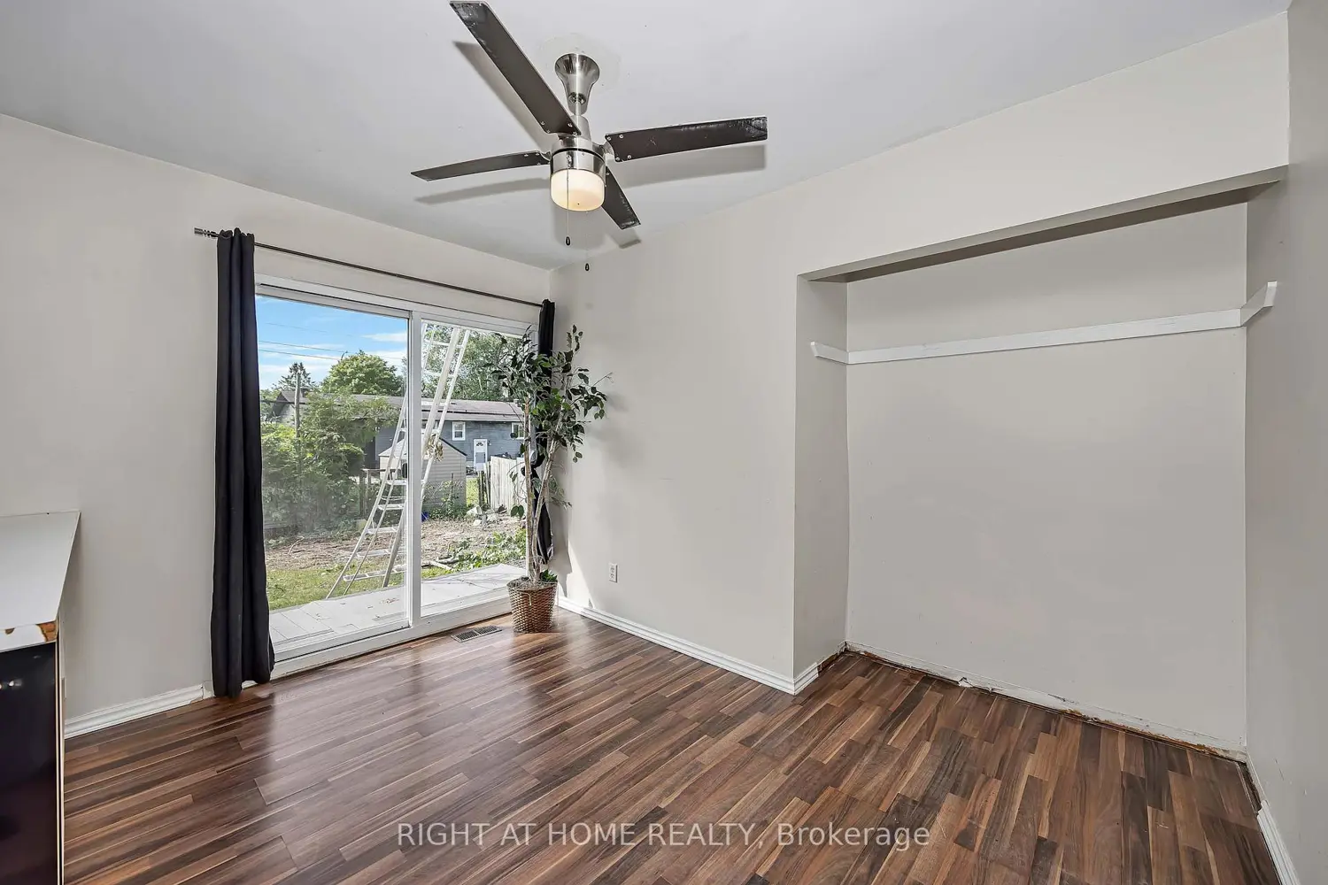 24 Largo Crescent photo 4