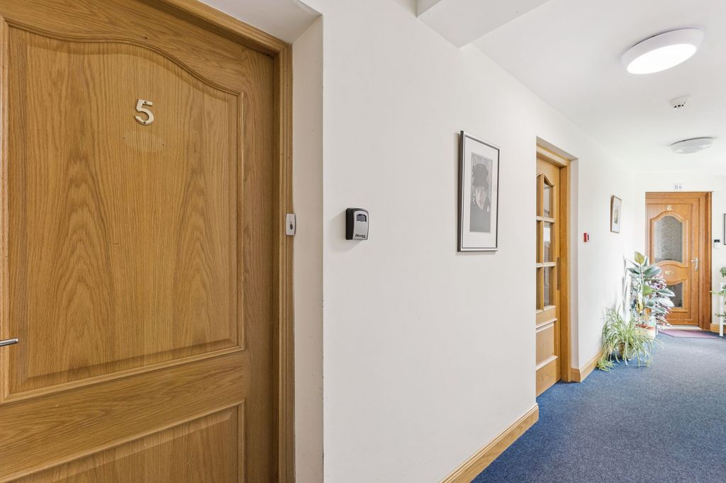 2 bed flat for salePitheavlis Crescent, Oaklands Pitheavlis Crescent PH2 photo 2