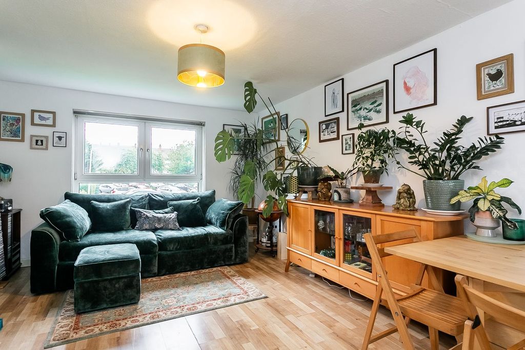 3 bed flat for saleMagdalene Gardens, Duddingston, Edinburgh EH15 photo 2