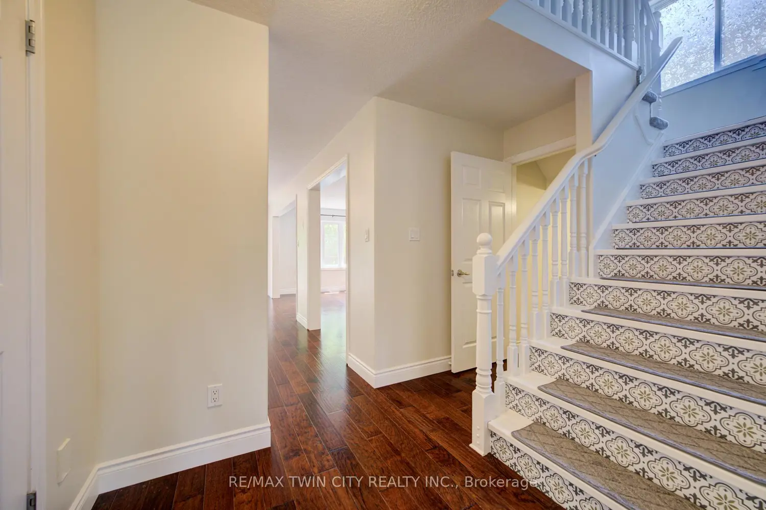569 Violet Street photo 2