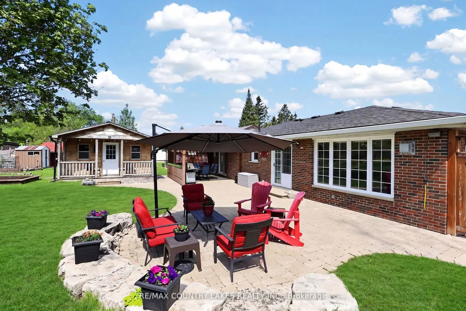 653 Simcoe Street photo 2