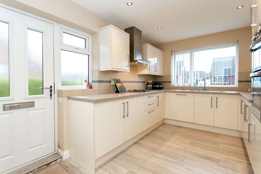 2 bed semi-detached bungalow for salePoplar Crescent, Harrogate HG1 photo 2