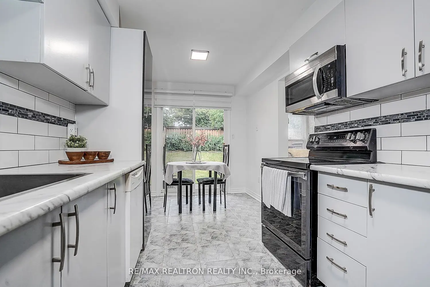 51 Steepleview Crescent photo 5