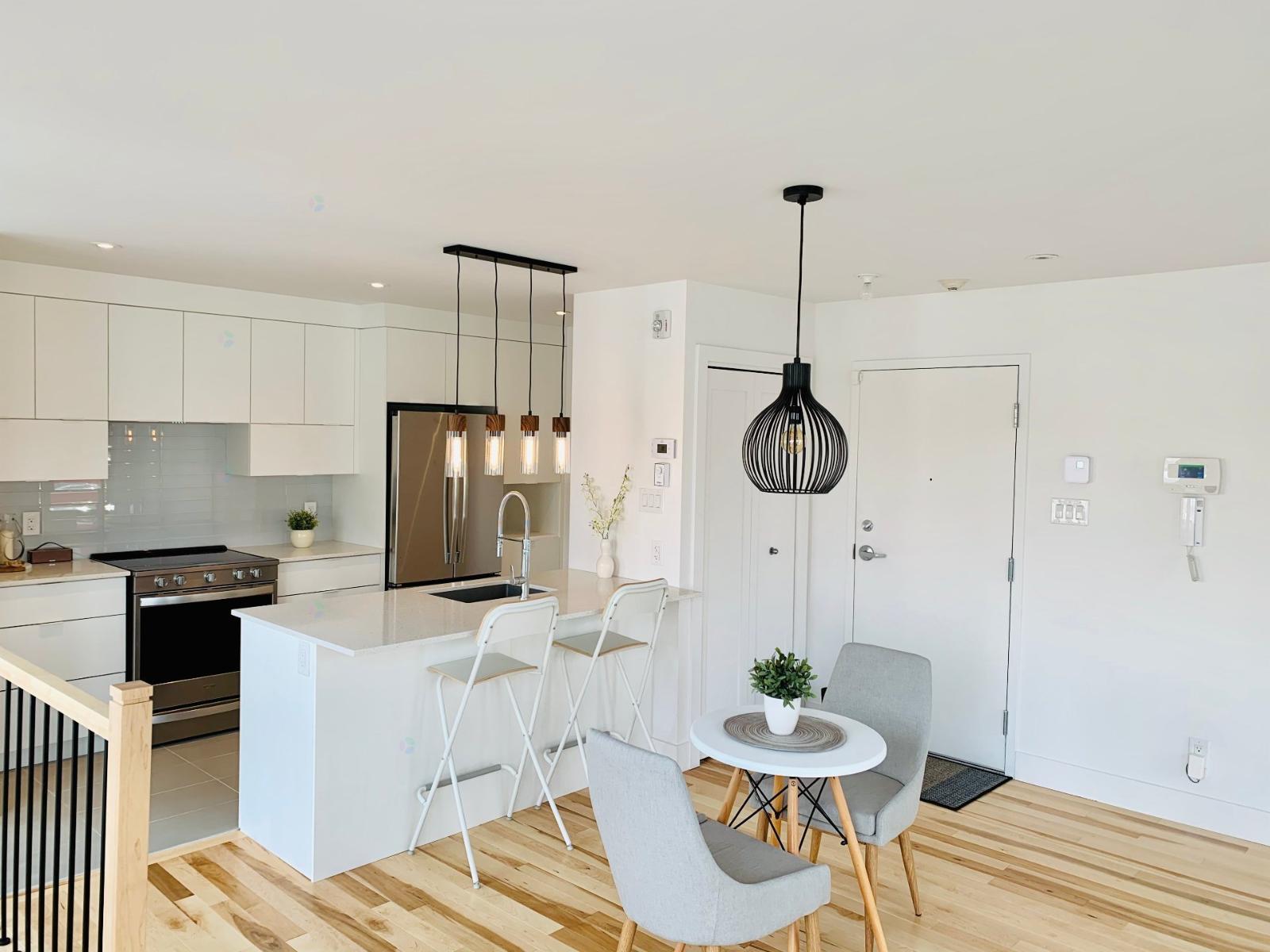2484 Rue Marie-Anne E.