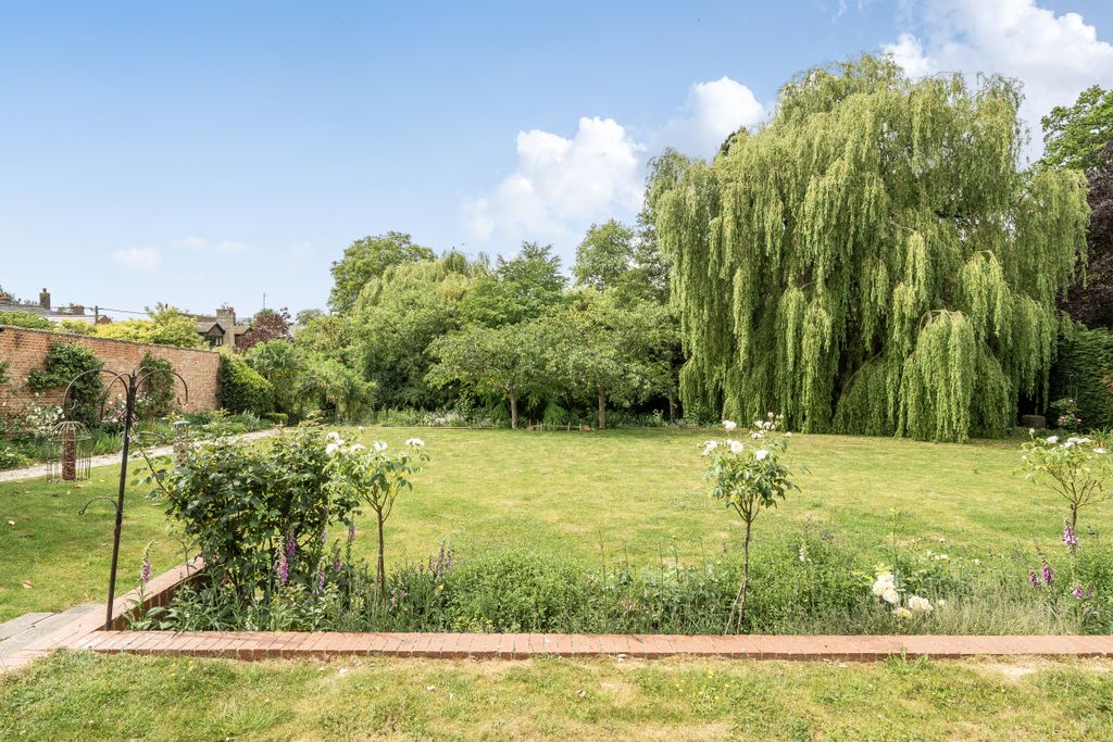 5 bed detached house for saleRoad Running Through, Oxford OX33 photo 2
