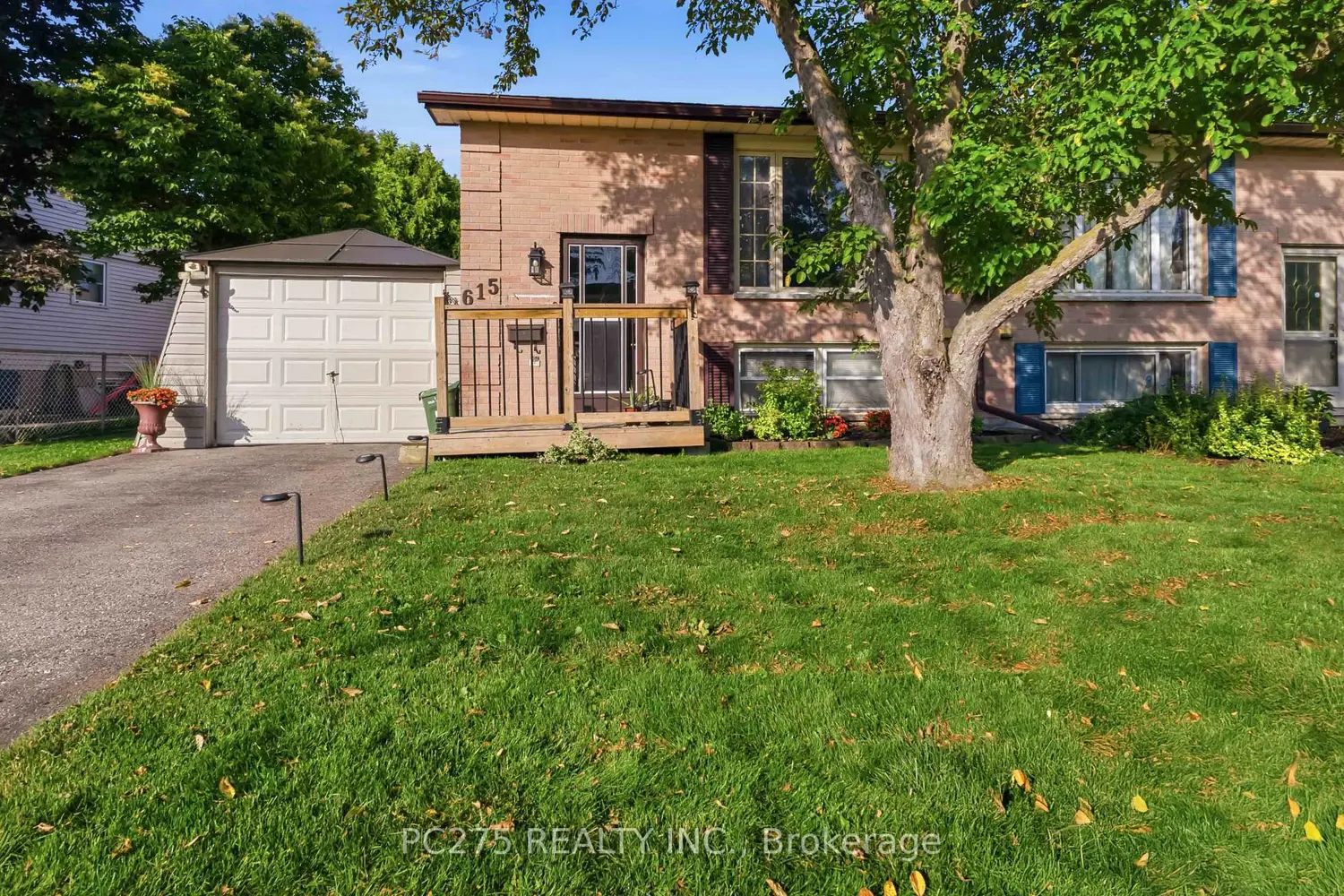 615 Deveron Crescent