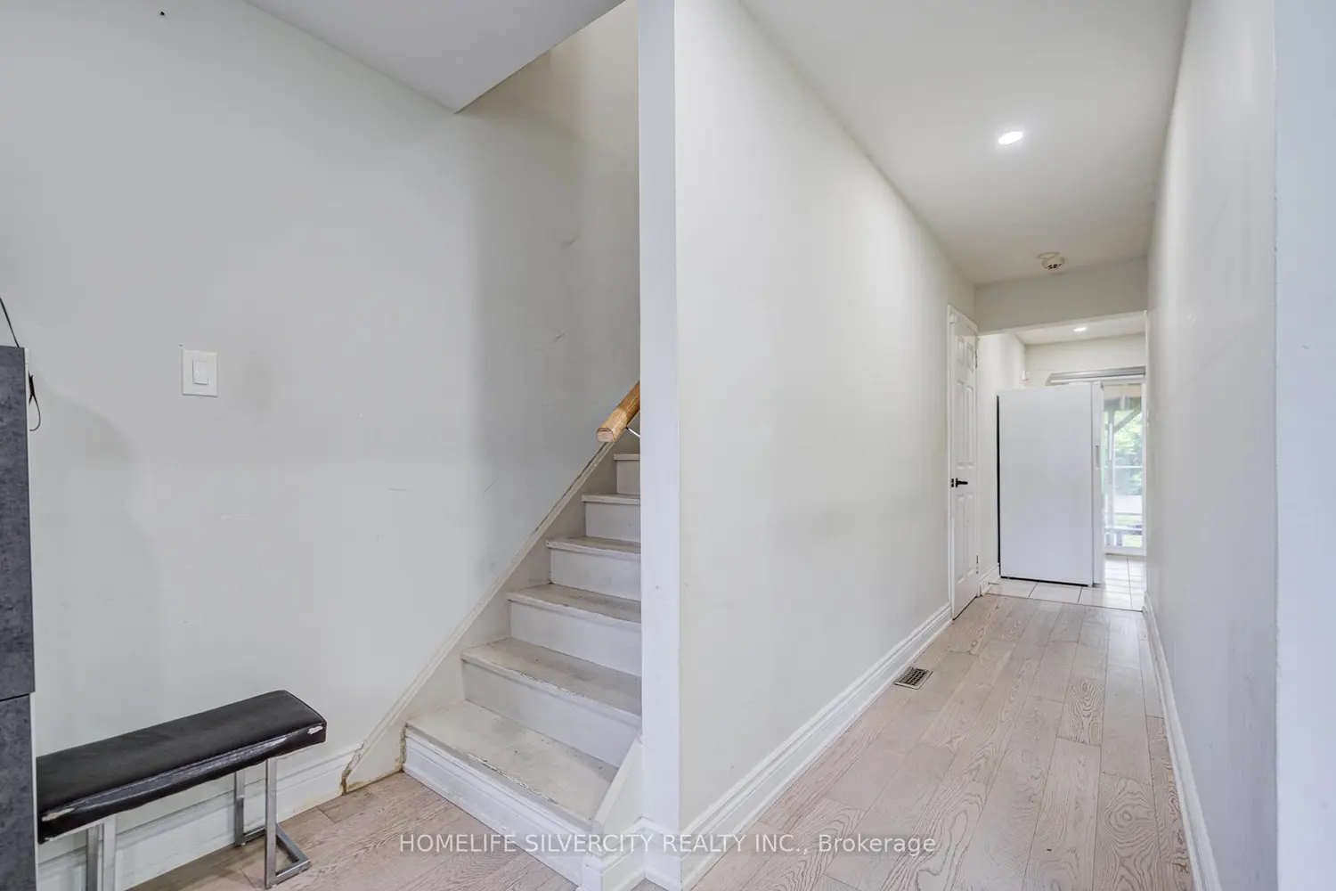 160 Purvis Crescent photo 2