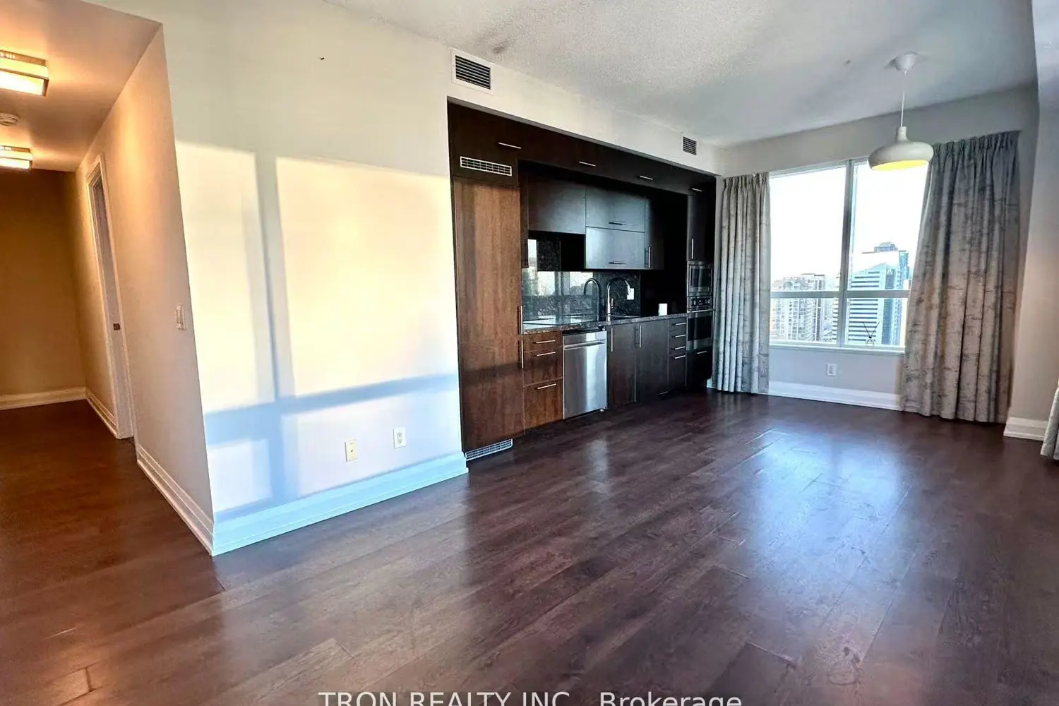 2 Anndale Drive 2505 photo 4