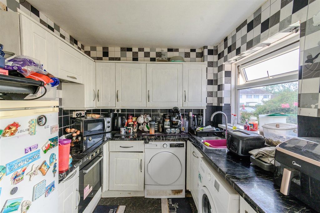 2 bed flat for saleLaburnum Close, Barry CF62 photo 4