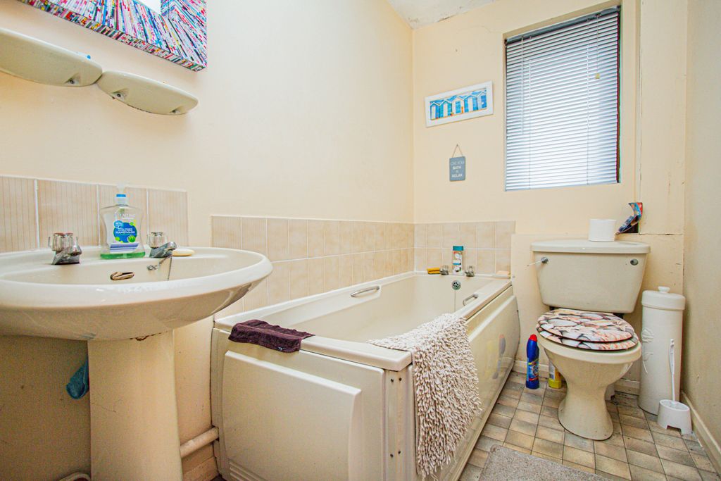1 bed flat for salePark Road, Irthlingborough NN9 photo 4