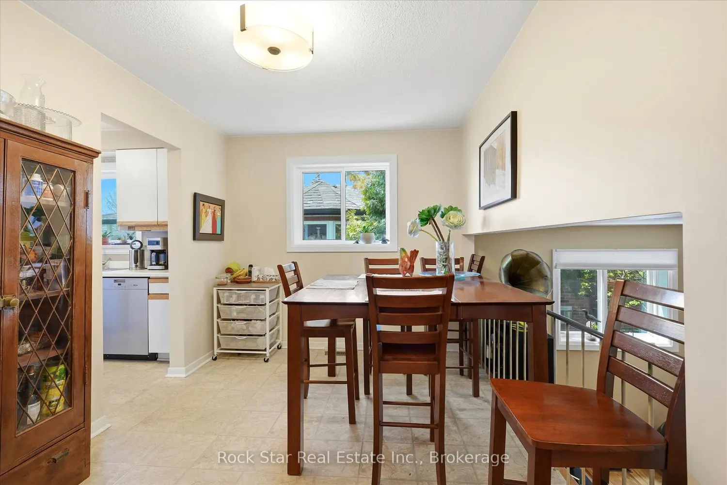 36 Langevin Crescent photo 5