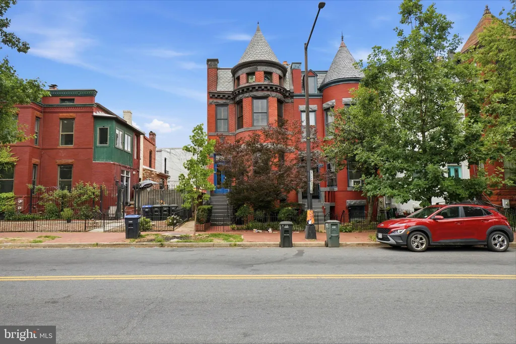 210 8th Street SE, Washington, DC 20003 photo 2