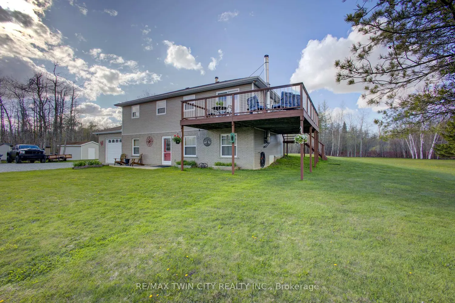 375729 6Th Line photo 2