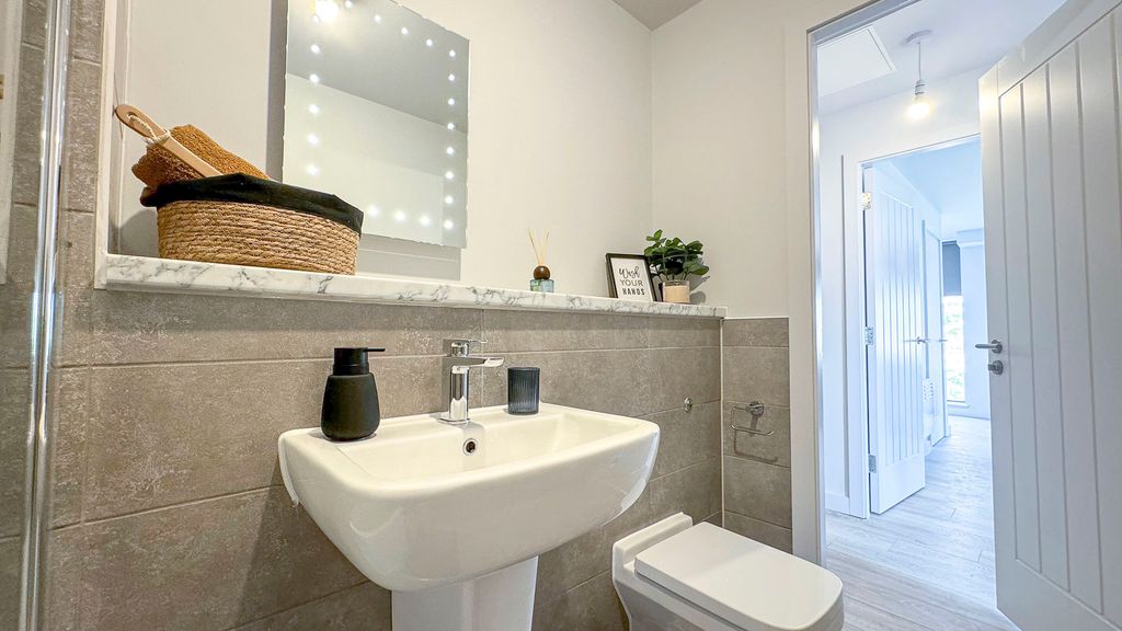2 bed flat for saleOne Baltic Square, Liverpool Baltic Triangle, Liverpool L8 photo 4