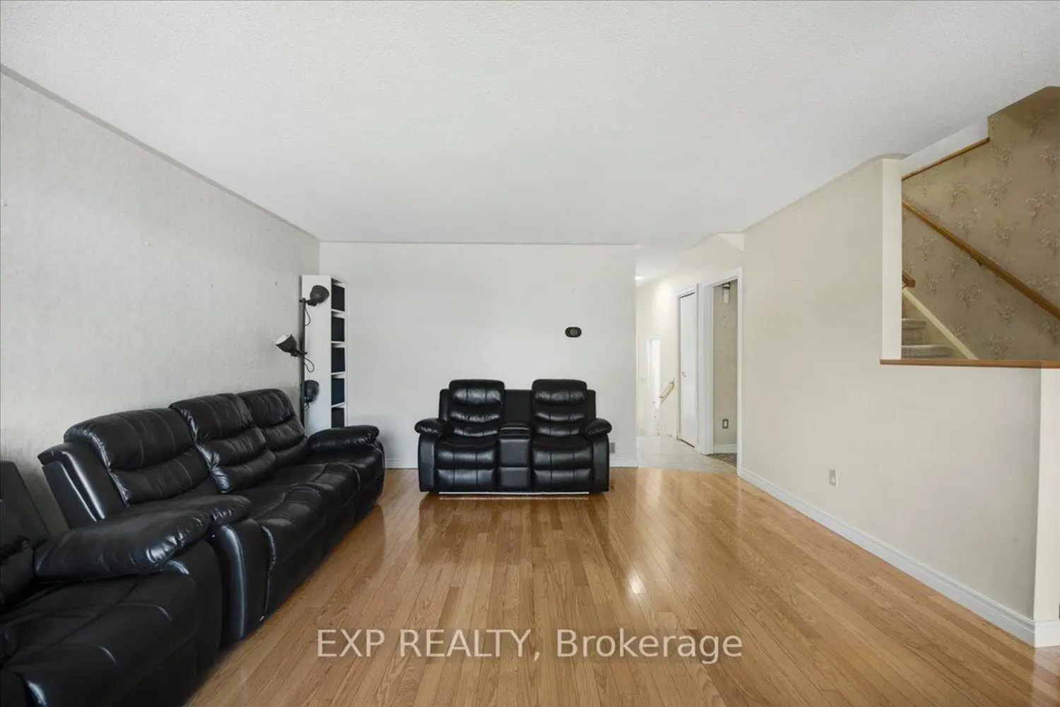 376 Surrey Drive photo 2