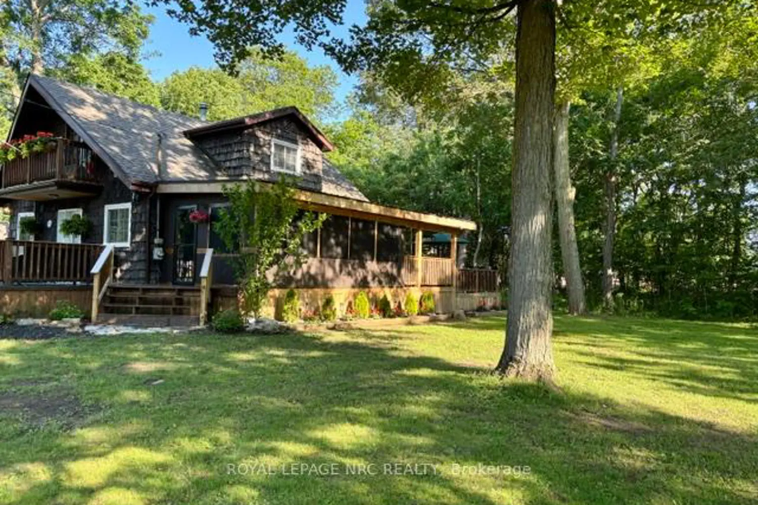 4882 Mapleview Crescent photo 2