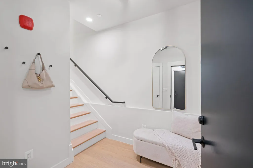733 8th Street SE Unit 304, Washington, DC 20003 photo 2