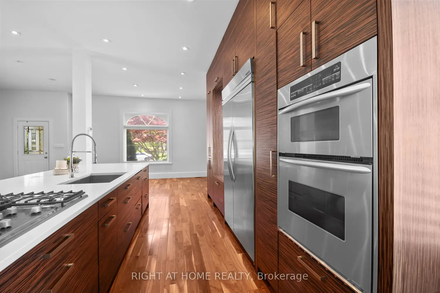 455 St James Street photo 4