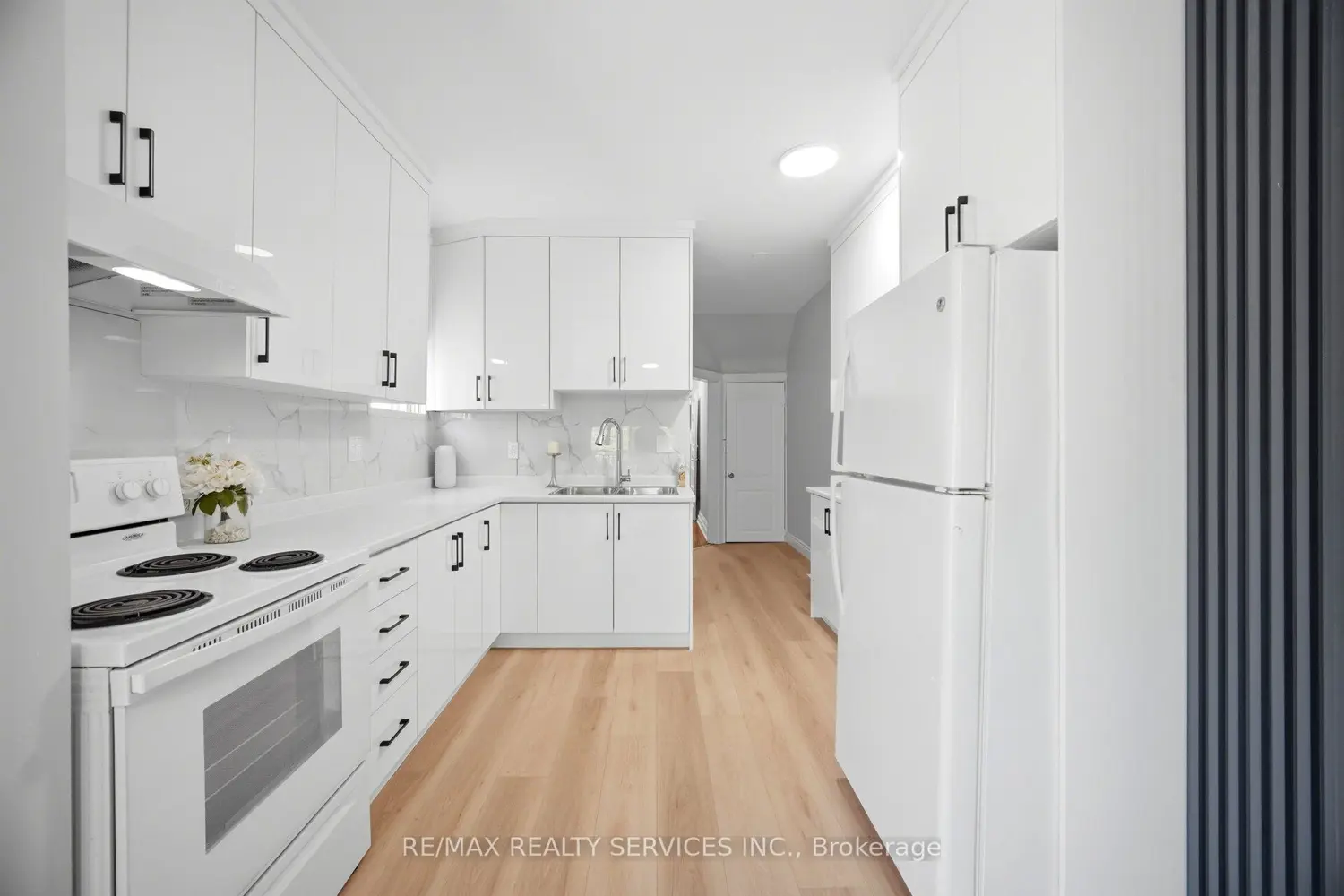 1147 Dufferin Street photo 4