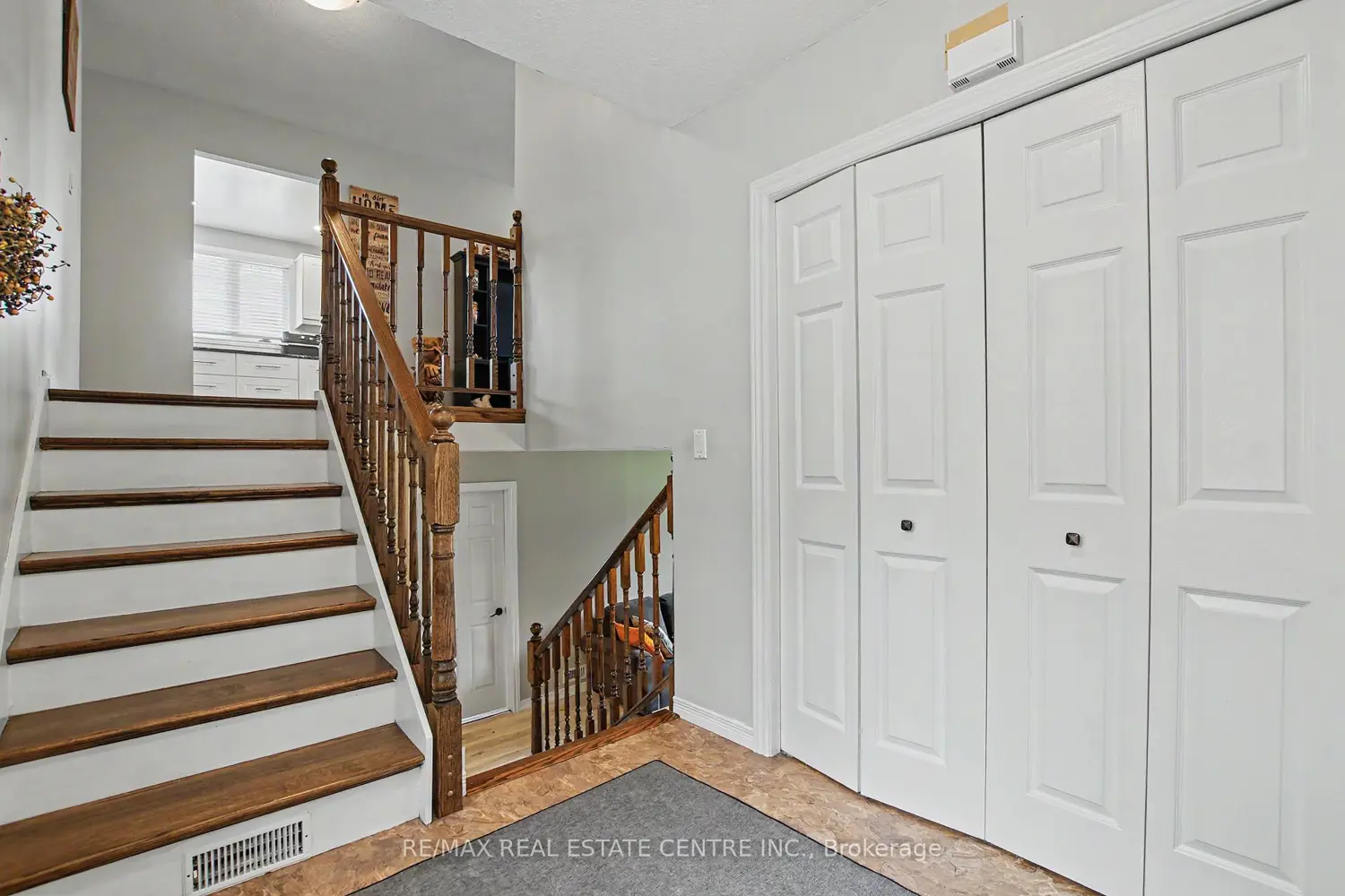 1045 Queens Bush Road photo 4
