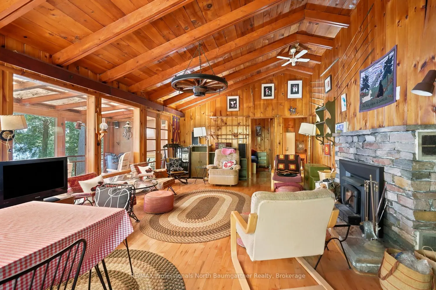 1698 Burleigh Road photo 4
