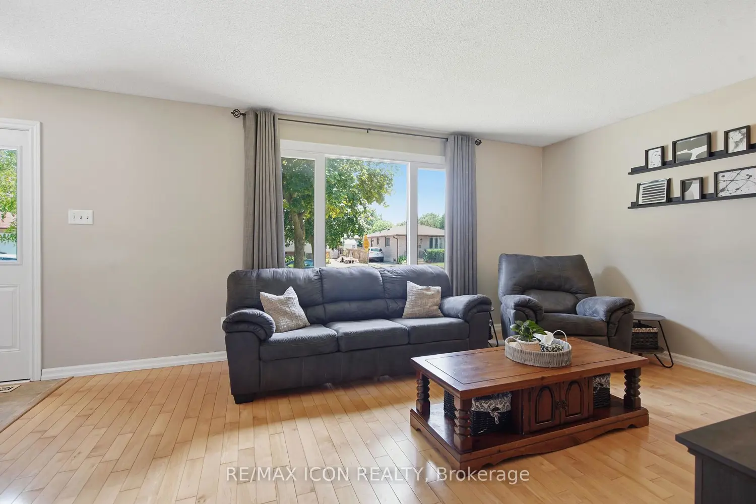 107 Rosamond Crescent photo 3