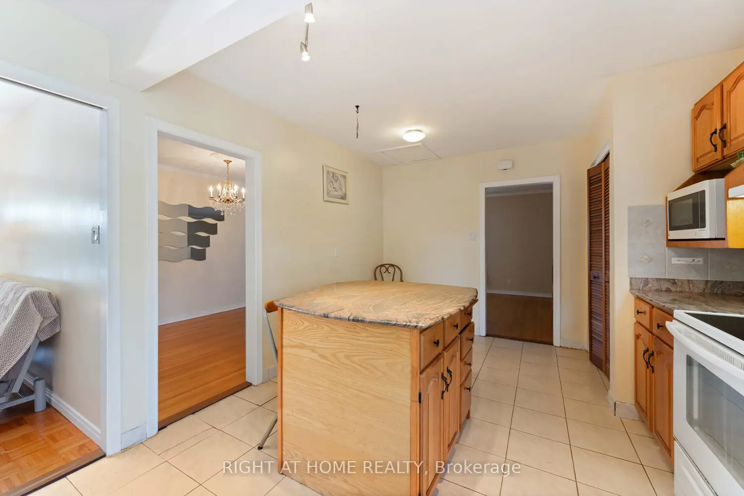 2221 Circle Place photo 2