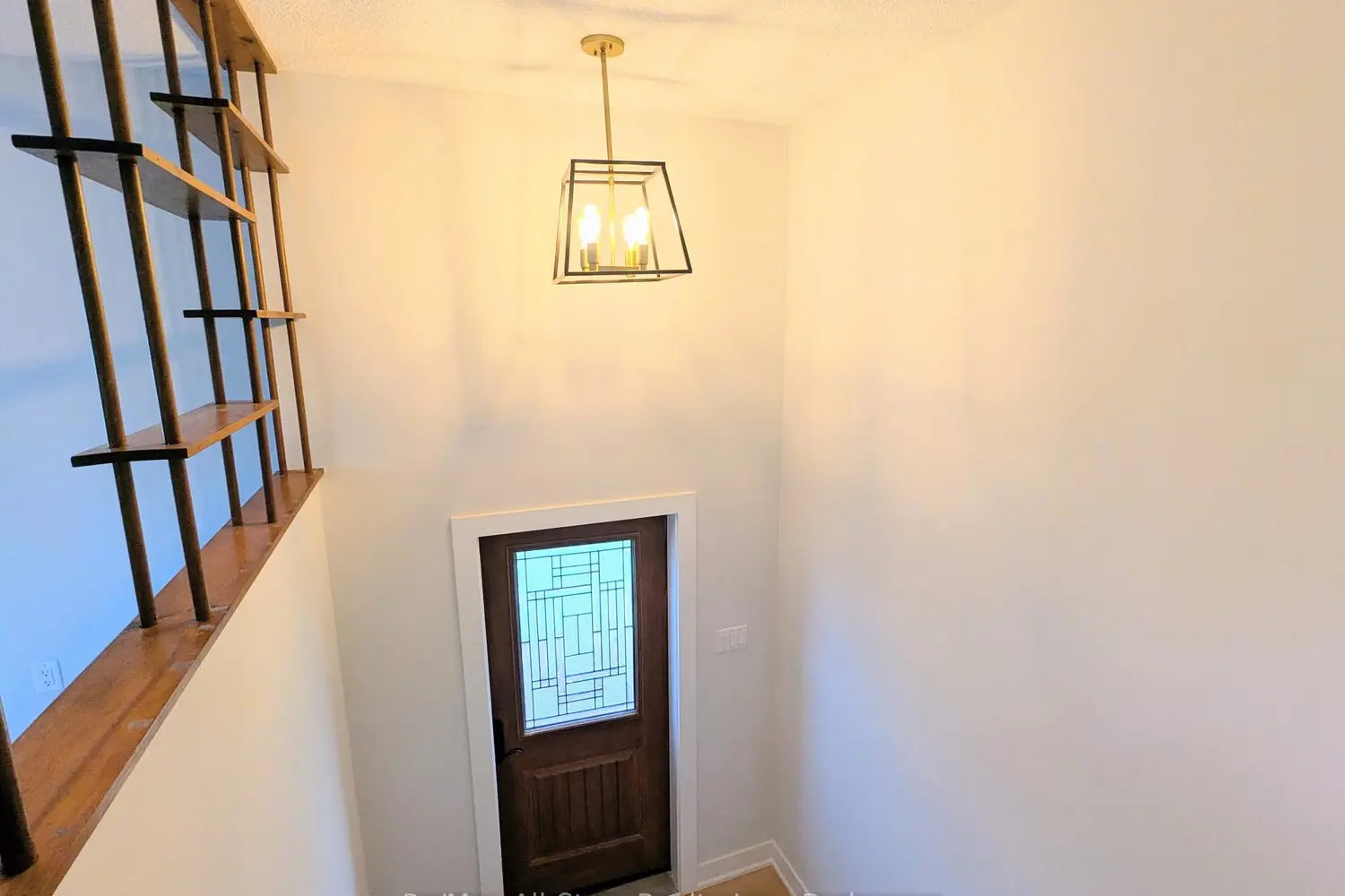 1886 Croftdale Crescent photo 2