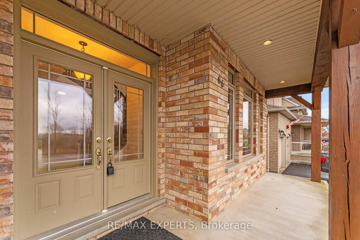66 Schweitzer Crescent photo 2