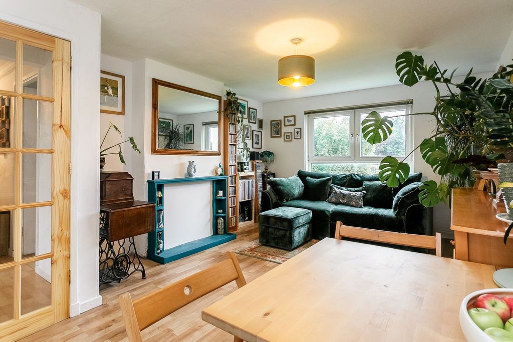 3 bed flat for saleMagdalene Gardens, Duddingston, Edinburgh EH15 photo 3