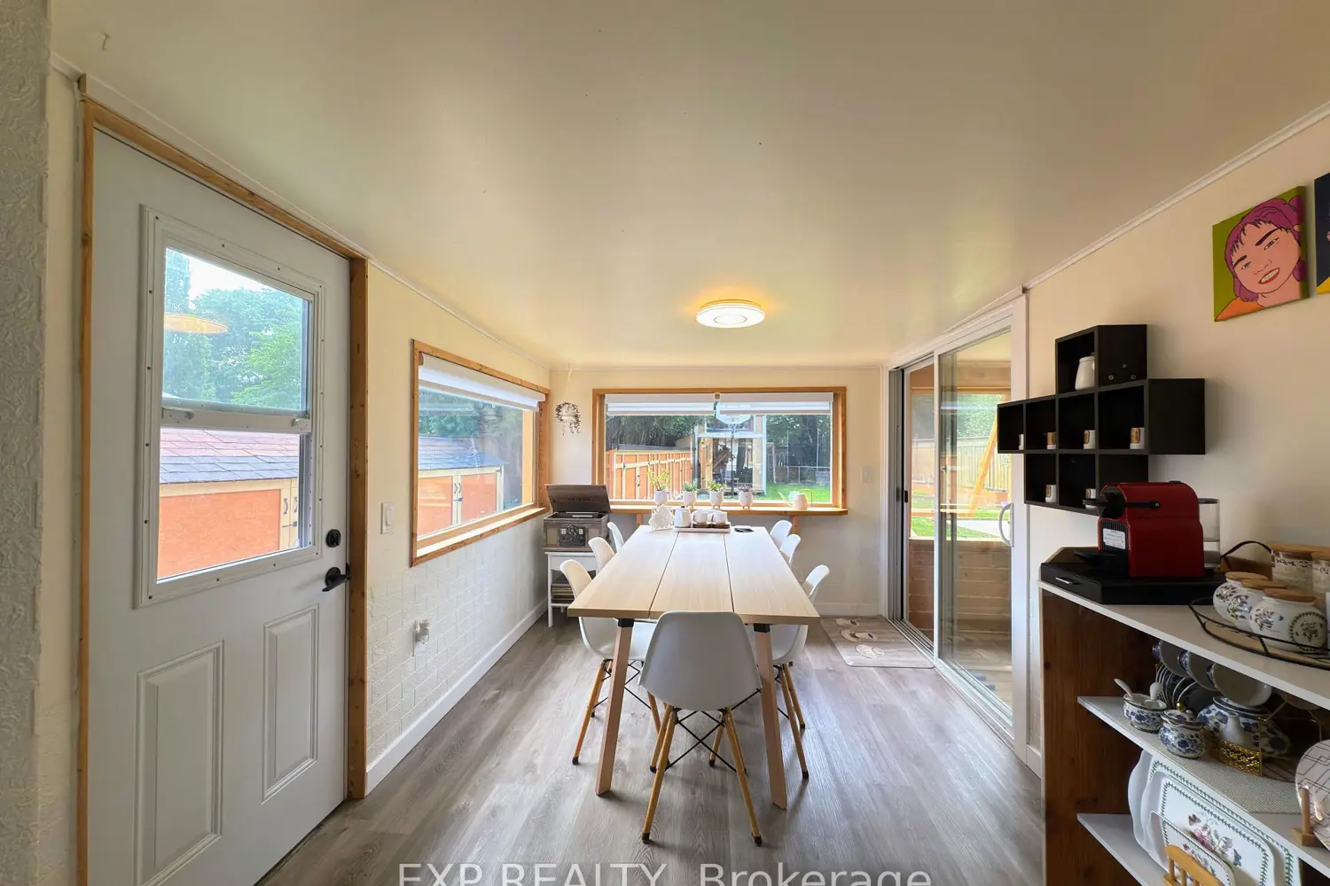 438 Magnolia Crescent photo 5