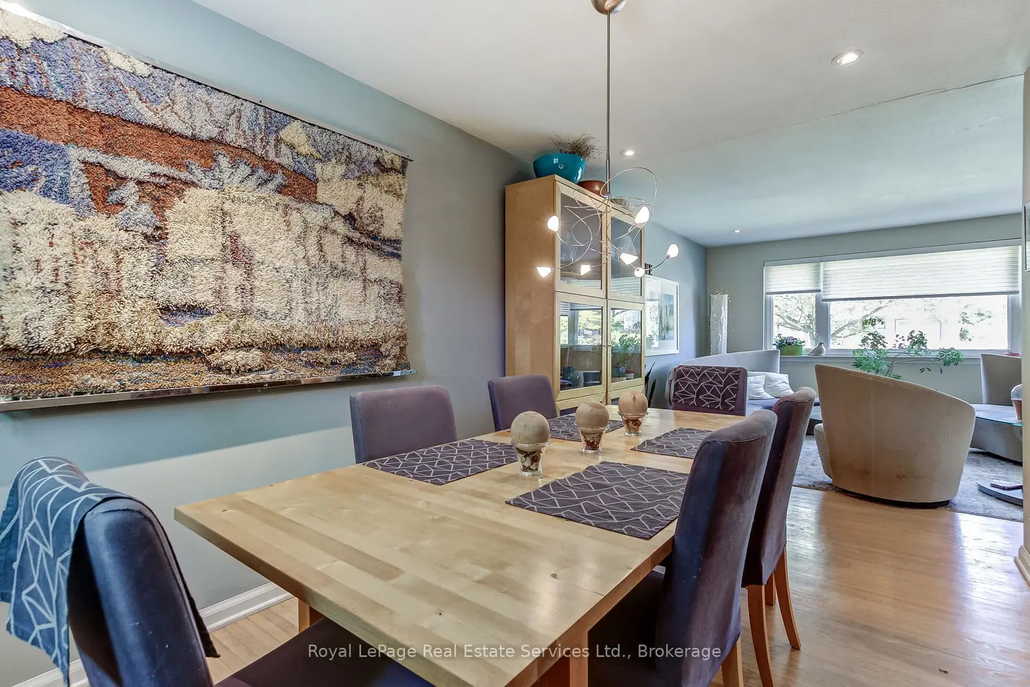 556 Trafford Crescent photo 2